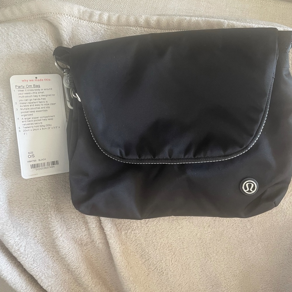 Black lululemon party om bag.